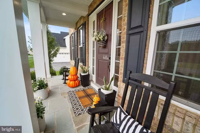 Thêm vào đó, khu nhà của chị may mắn được nằm giữa khuôn viên sân golf, nên gia đình có thể thoải mái phóng tầm mắt nhìn những khoảng xanh của sân golf và đồi núi, đặc biệt khi ngồi ở sân sau nhà.