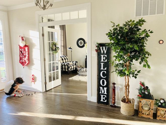 Gia đình chị có 3 bé nên đồ đạc và cách thức bố trí, sắp đặt trong nhà phải làm sao để người lớn cảm nhận được sự tiện nghi và thể hiện rõ phong cách riêng, nhưng đồng thời lại vẫn phải tạo ra một không gian và không khí gần gũi, thân thiện cho lũ trẻ được vui chơi thoải mái đùa nghịch.