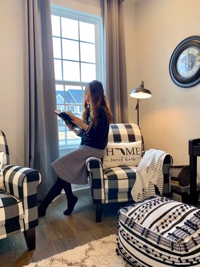 Ngoài ra, những lúc rảnh rỗi, chị rất thích đọc sách và uống trà thư giãn nên khu vực thư viện cũng thường xuyên được sử dụng. Sách ở Mỹ rất phong phú và đa dạng. Chị có sở thích sưu tầm sách, và tuyệt nhất là ở bên này các thư viện hay tổ chức event bán sách cũ. Chị hay mua về để đọc, trang trí và cũng giúp đỡ thư viện để họ có tiền mua sách mới. Dần dần các bé nhà chị rất mê đọc sách, từ sách giấy đến sách điện tử (đọc trên Kindle).