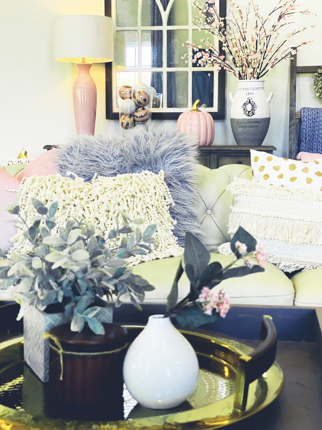 Tổng diện tích lô đất của ngôi nhà khoảng 1600m2, diện tích mặt bằng là 240m2, tổng diện tích sử dụng khoảng 600m2 với 3 tầng (1 tầng hầm) gồm 6 phòng ngủ, 6 phòng tắm lớn, 1 phòng tắm nhỏ, bếp và đảo bếp, thư viện, 2 phòng ăn, 2 phòng khách và garage để được 2 chiếc xe ô tô cỡ lớn.