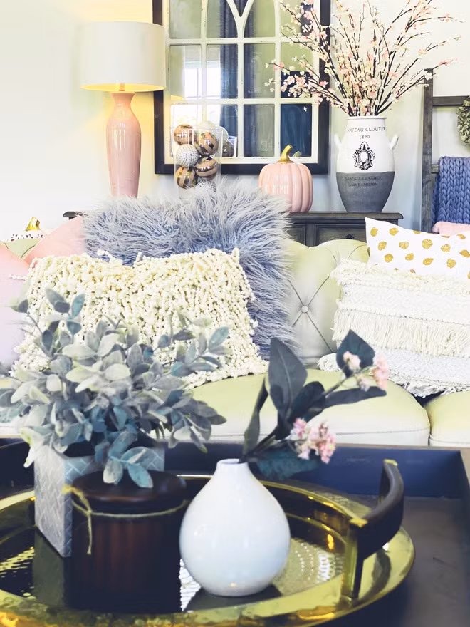 Tổng diện tích lô đất của ngôi nhà khoảng 1600m2, diện tích mặt bằng là 240m2, tổng diện tích sử dụng khoảng 600m2 với 3 tầng (1 tầng hầm) gồm 6 phòng ngủ, 6 phòng tắm lớn, 1 phòng tắm nhỏ, bếp và đảo bếp, thư viện, 2 phòng ăn, 2 phòng khách và garage để được 2 chiếc xe ô tô cỡ lớn.