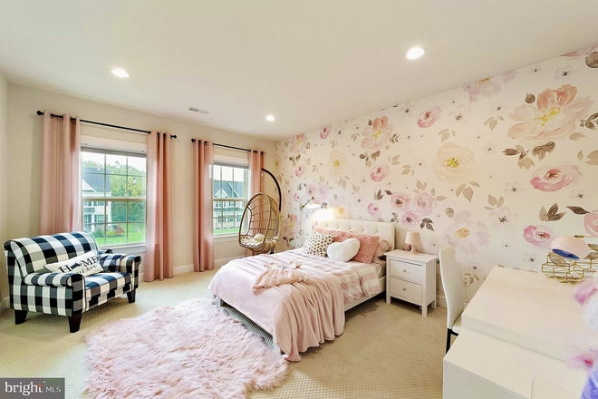 Mùa hè thì không gian thư giãn ngoài trời phía sau nhà cũng là nơi lui tới thường xuyên của 4 mẹ con vì có thể hít thở không khí thật trong lành, mát mẻ và nằm đọc sách. Phòng riêng của các con cũng là những "sản phẩm" do chị tự tay lựa chọn thiết kế, đồ đạc cho phù hợp với lứa tuổi và tính cách của mỗi bé.