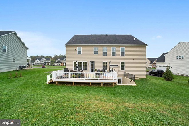 Trước nhà là bãi cỏ rộng, sau nhà là không gian nghỉ ngơi lớn với khu vực nướng BBQ rộng 100m2 bao gồm bàn ăn 10 người và sofa để ngồi uống trà, đọc sách thư giãn khi thời tiết đẹp. Khi cần thiết chị còn có thể thu gọn hết lại để cho các con đá bóng, nghịch nước, chạy nhảy.