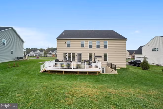 Trước nhà là bãi cỏ rộng, sau nhà là không gian nghỉ ngơi lớn với khu vực nướng BBQ rộng 100m2 bao gồm bàn ăn 10 người và sofa để ngồi uống trà, đọc sách thư giãn khi thời tiết đẹp. Khi cần thiết chị còn có thể thu gọn hết lại để cho các con đá bóng, nghịch nước, chạy nhảy.