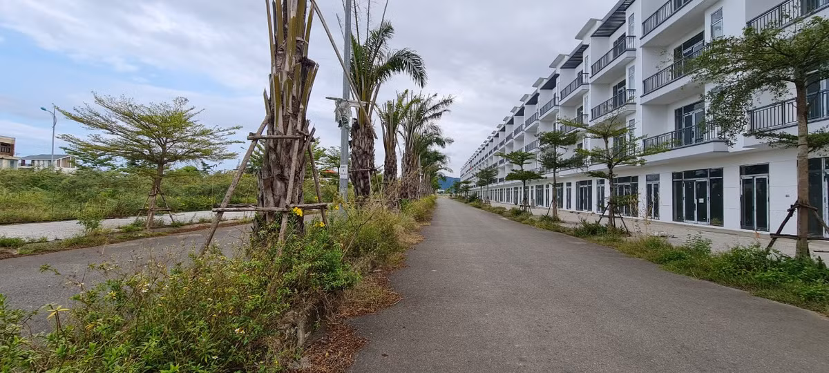 Tại Khu đô thị sinh thái Eco Charm, nơi được mệnh danh là đảo ngọc khu Tây Bắc Đà Nẵng, tình hình cũng chẳng khá hơn. Cỏ dại tràn ngập trên những con đường vắng người qua lại tại "ốc đảo kim cương giữa lòng thành phố".