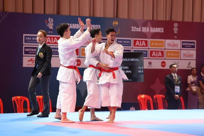 Ở những kỳ SEA Games trước, kata đồng đội nam chưa làm được điều này, tuy nhiên Lê Hồng Phúc, Phạm Minh Đức, Giang Việt Anh đã mang về chiến thắng trước Indonesia tại chung kết và đoạt chức vô địch.