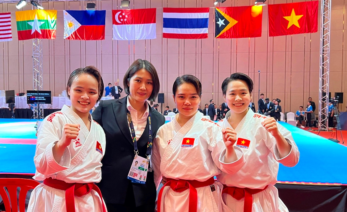 Trước đó, tại khu thi đấu của môn karate, các võ sĩ của nội dung kata (biểu diễn) đã giải cơn khát HCV cho thể thao Việt Nam, đặc biệt là nhóm các môn võ.