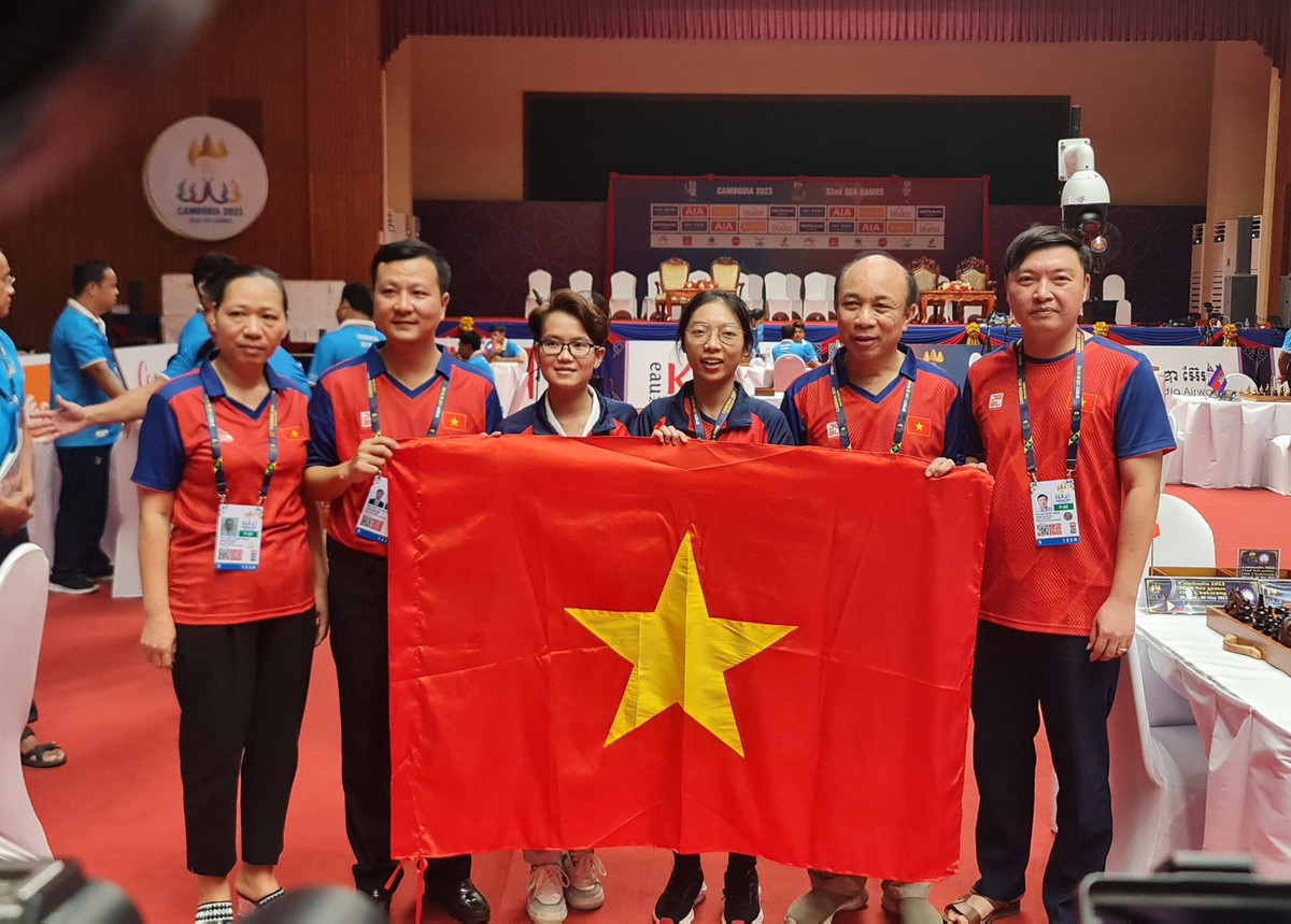 Tấm Huy chương Vàng đầu tiên mà đoàn Việt Nam có được tại SEA Games 32 nhờ công của bộ đôi kỳ thủ Tôn Nữ Hồng Ân và Phạm Thanh Phương Thảo ở nội dung cờ tiêu chuẩn đồng đội nữ 60 phút môn cờ ốc, chiều 2/5.