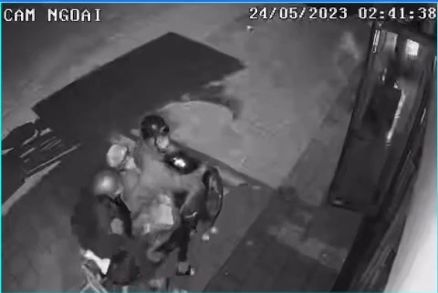 Da Nang: Dap cua kinh trom sieu thi, con vai lay truoc khi roi di-Hinh-5