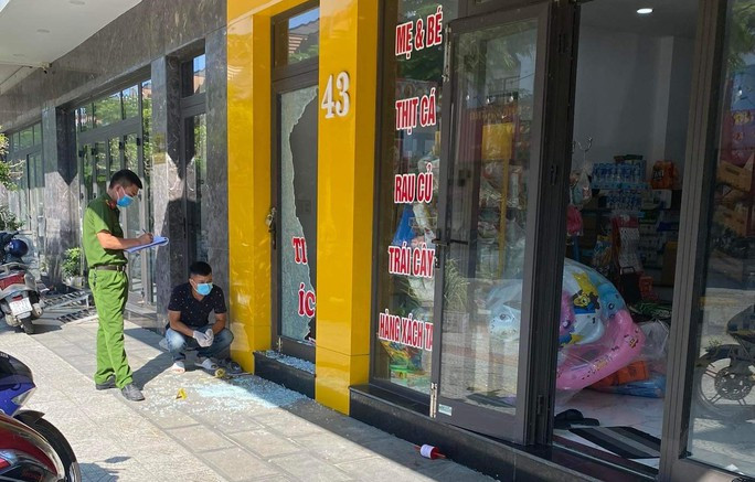 Da Nang: Dap cua kinh trom sieu thi, con vai lay truoc khi roi di-Hinh-6