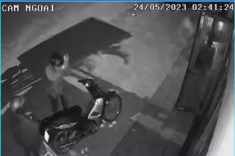 Da Nang: Dap cua kinh trom sieu thi, con vai lay truoc khi roi di-Hinh-4