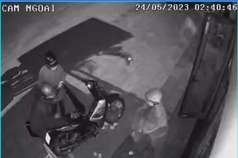 Da Nang: Dap cua kinh trom sieu thi, con vai lay truoc khi roi di-Hinh-3