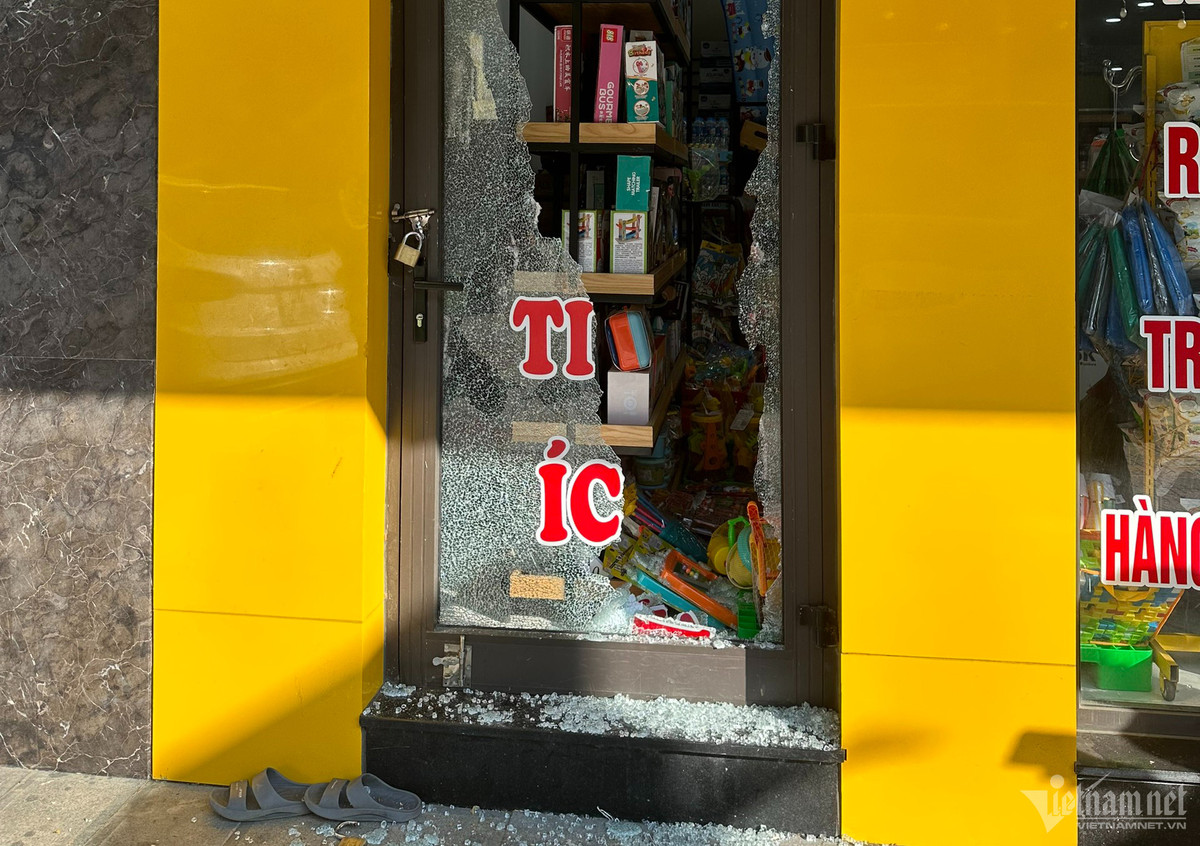 Da Nang: Dap cua kinh trom sieu thi, con vai lay truoc khi roi di-Hinh-2