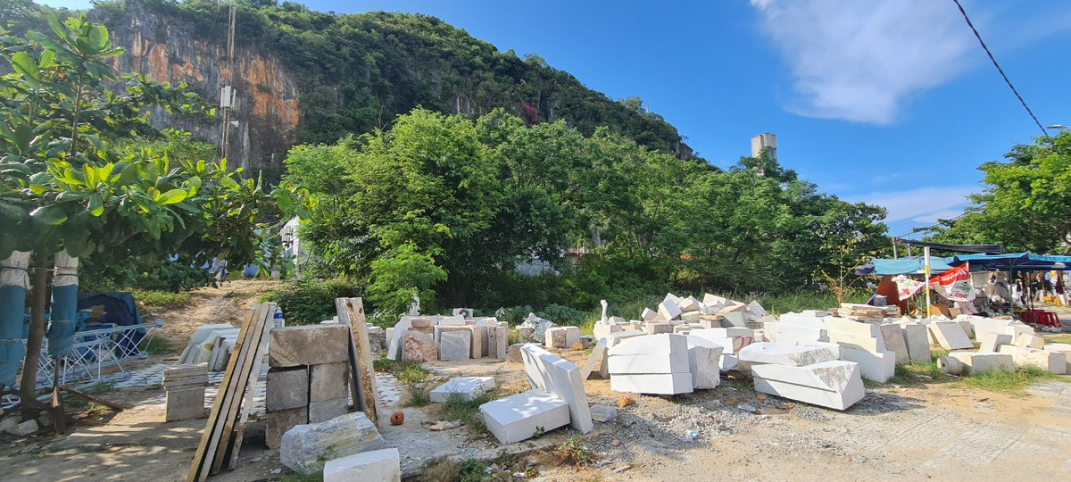 Người dân tận dụng đất trống làm bãi tập kết đá.