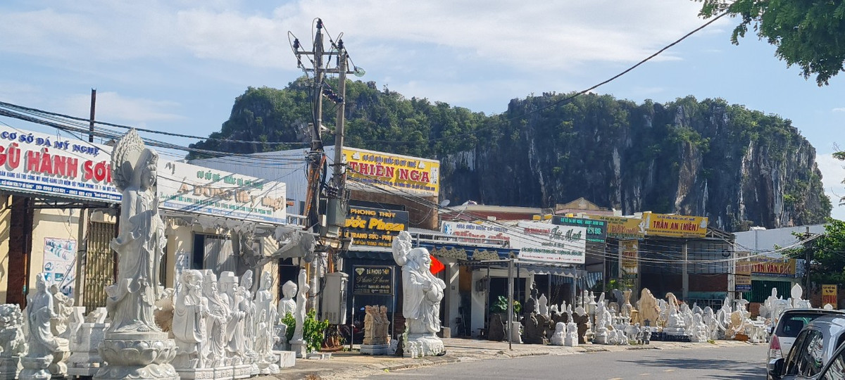 Nằm ngay dưới chân núi Ngũ Hành Sơn, làng điêu khắc đá mỹ nghệ Non Nước, làng nghề truyền thống nổi tiếng của thành phố với các sản phẩm đá mỹ nghệ đang tràn ngập trên vỉa hè.