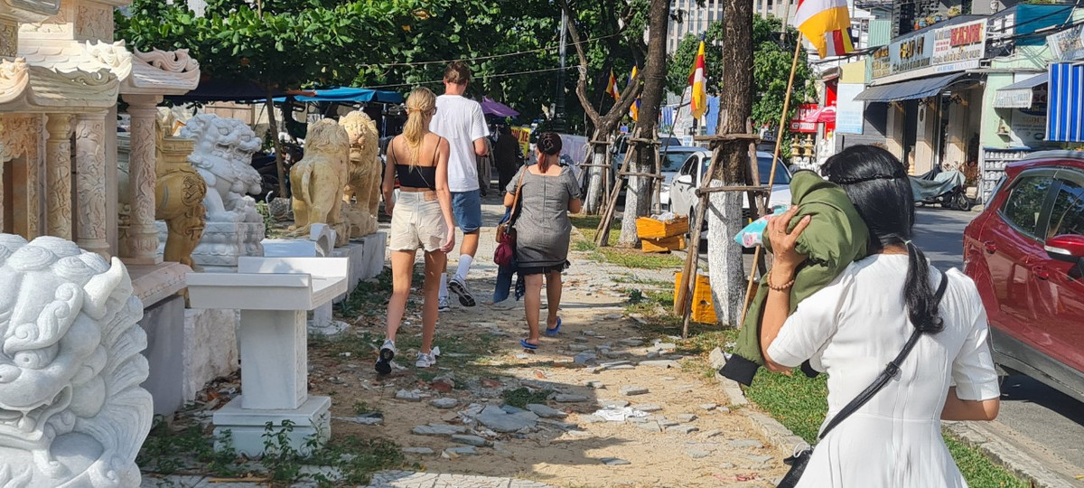 rời nắng gắt, vẫn có không ít du khách ghé thăm Ngũ Hành Sơn và... lội bộ trên những đoạn vỉa hè lồi lõm như đường làng.