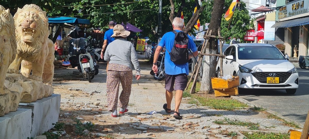 Cạnh đó là vỉa hè đã vỡ nát.