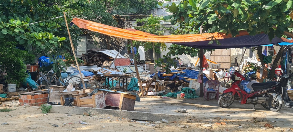 Nằm ngay mặt tiền đường Huyền Trân Công Chúa, cách cổng ra vào khu danh thắng Ngũ Hành Sơn vài bước chân là một bãi phế liệu ngổn ngang.