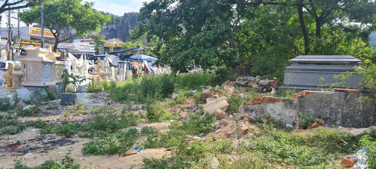 Và ngay cạnh đó là một bãi đất hoang với những mảng tường nham nhở còn lại sau khi giải tỏa.