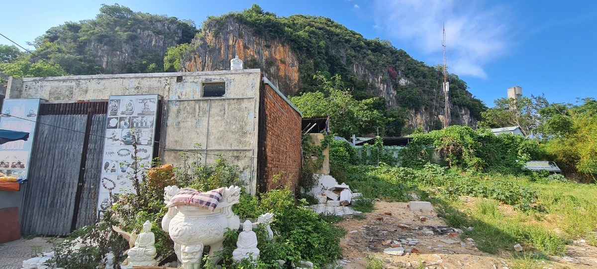Chị Lan Anh, một du khách đến từ Khánh Hòa cho rằng, phong cảnh Ngũ Hành Sơn khá đẹp, nhưng dạo quanh chân núi thì thấy nhiều chỗ còn lộn xộn, nhếch nhác.