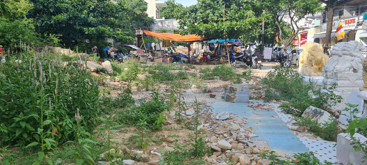 "Giá mà khu vực này gọn gàng, sạch đẹp hơn sẽ tạo ấn tượng tốt hơn cho du khách.", chị Lan Anh chia sẻ.