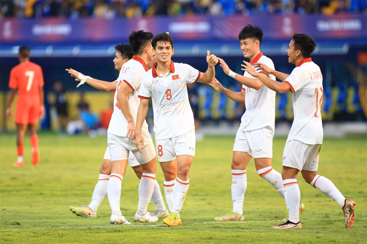 Truyen thong Thai danh loi khen cho man trinh dien cua thay tro HLV Troussier