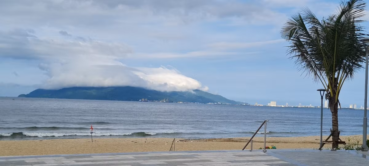 Nhìn về bên kia, đỉnh Sơn Trà được bao phủ bởi chiếc ô khổng lồ trắng xóa.