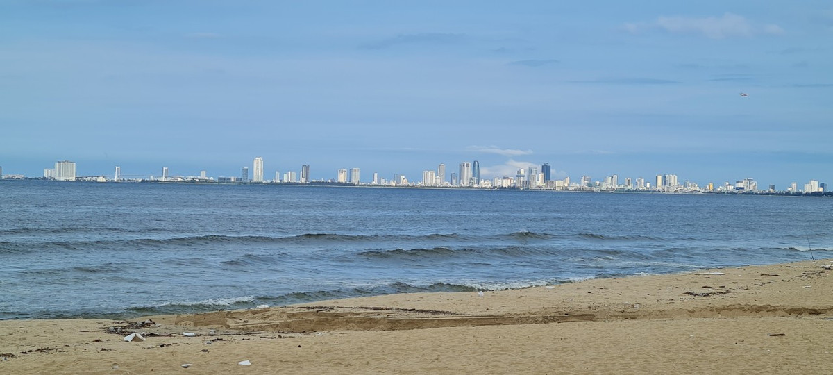 Giữa biển xanh, cát trắng, gió thổi rì rào... Du khách ngỡ ngàng với vẻ đẹp lung linh huyền ảo của thành phố biển.