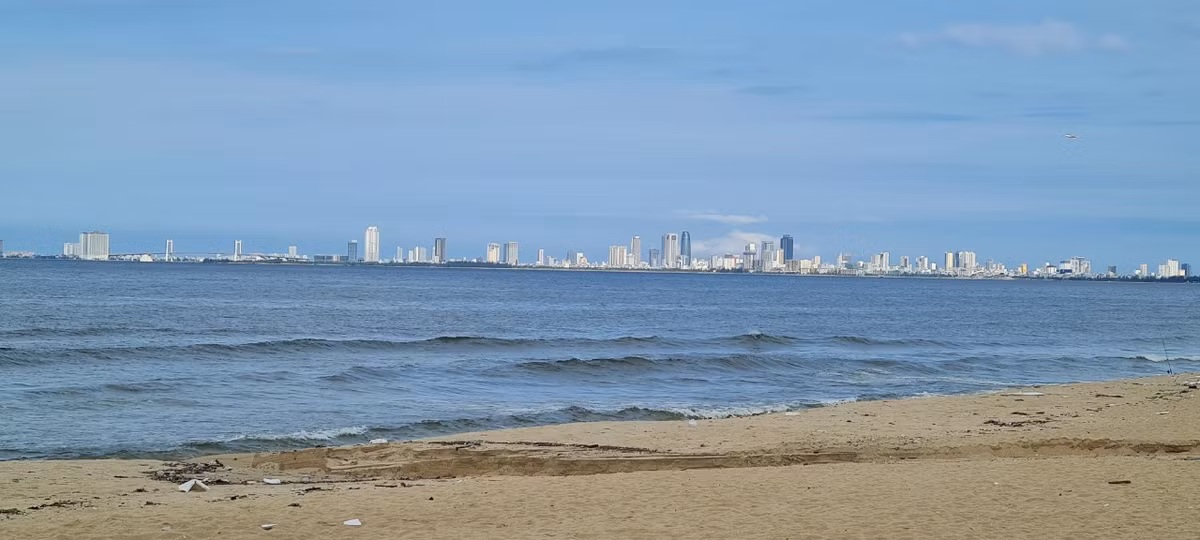 Giữa biển xanh, cát trắng, gió thổi rì rào... Du khách ngỡ ngàng với vẻ đẹp lung linh huyền ảo của thành phố biển.