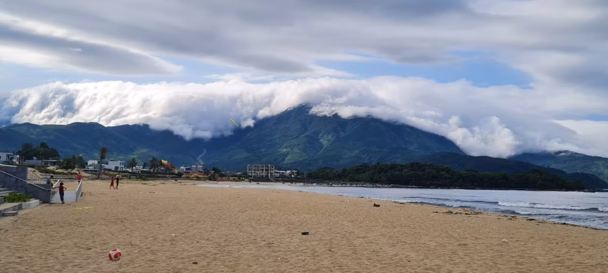 Suối mây cuồn cuộn tuôn chảy trắng xóa cả một góc trời.