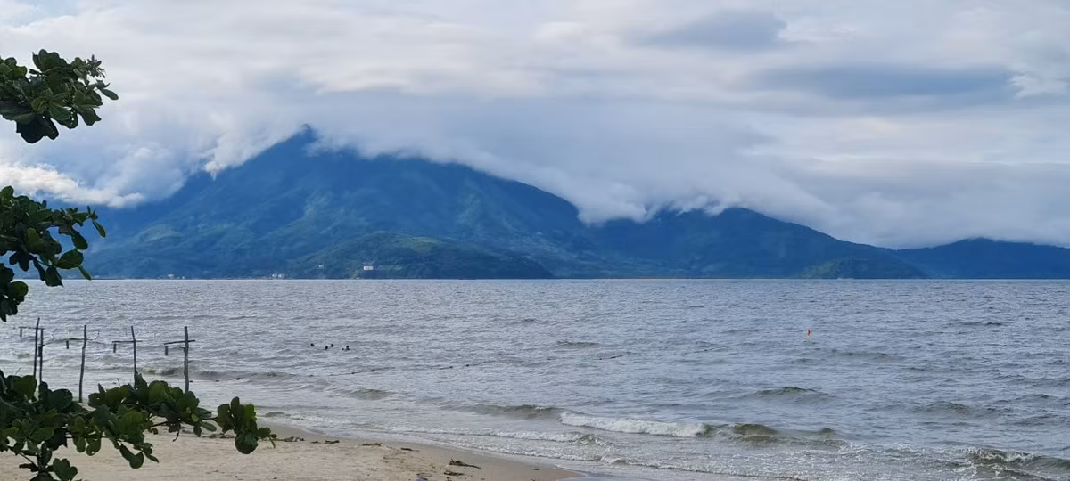 Bên này, mây đổ xuống tận biển phía xa xa nơi chân trời.