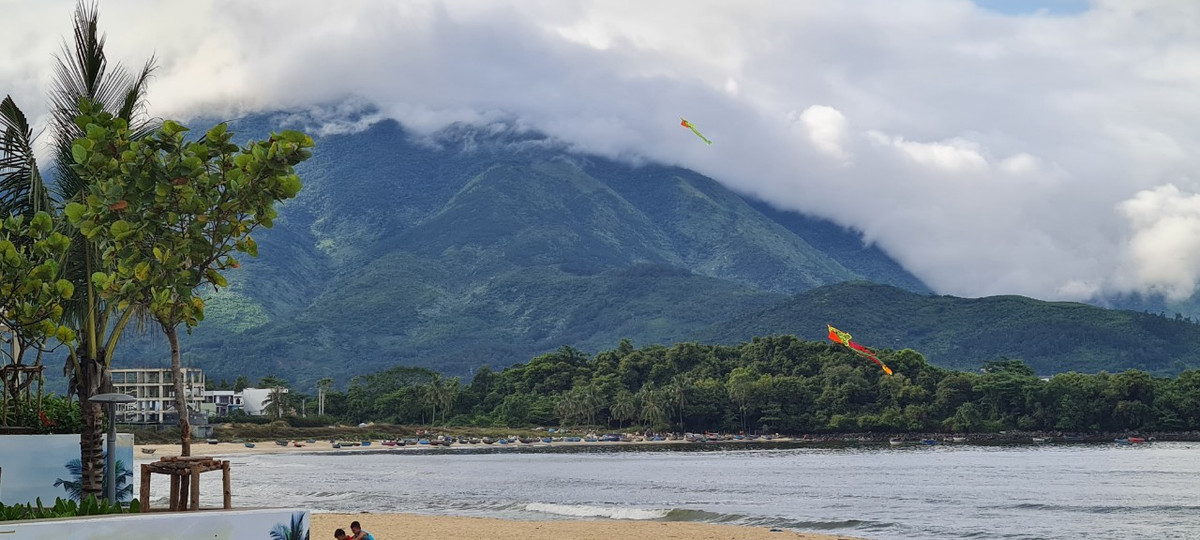 Hải Vân - "top 10 cung đường ven biển đẹp nhất thế giới" chìm trong biển mây trắng xóa.