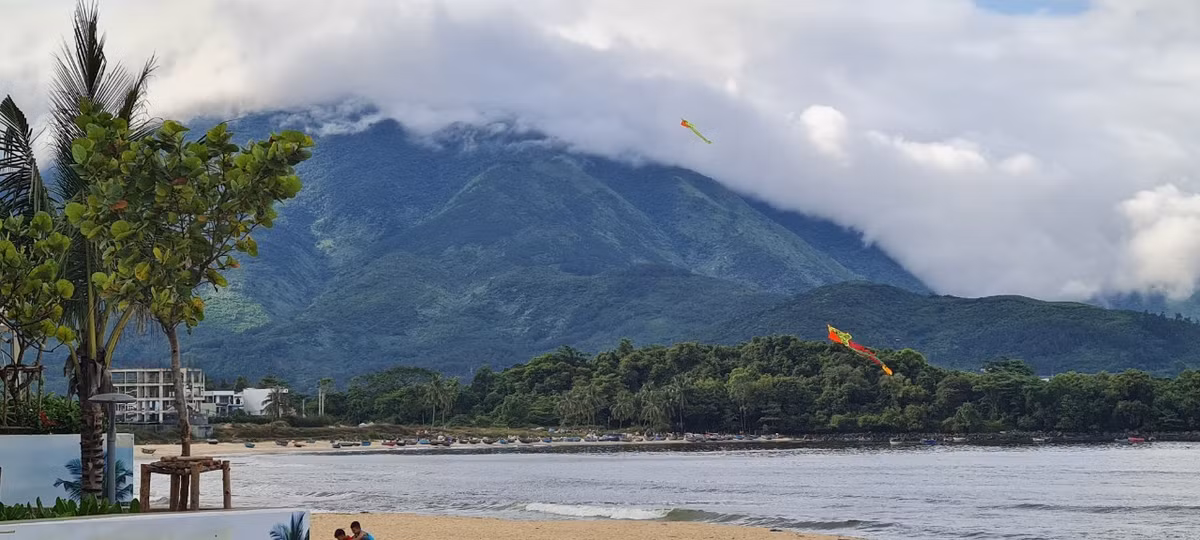 Hải Vân - "top 10 cung đường ven biển đẹp nhất thế giới" chìm trong biển mây trắng xóa.