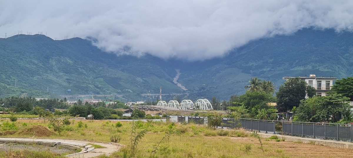 Mây sà xuống gần Cầu Nam Ô - một địa điểm ngắm hoàng hôn cực hot ở Đà thành.