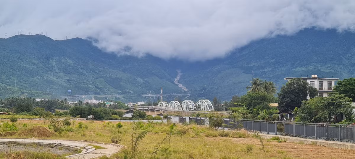 Mây sà xuống gần Cầu Nam Ô - một địa điểm ngắm hoàng hôn cực hot ở Đà thành.