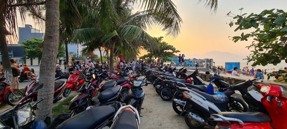 Xe máy dựng la liệt kể cả những nơi không người trông coi.