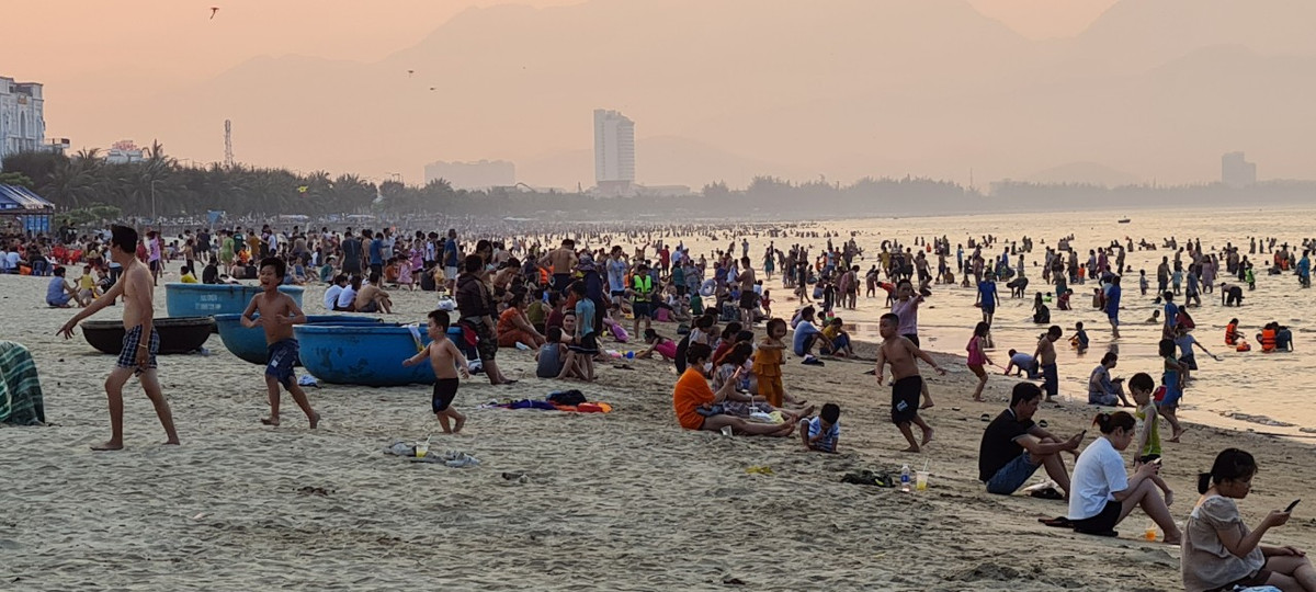 Các khu vực tắm biển gần như kín người.