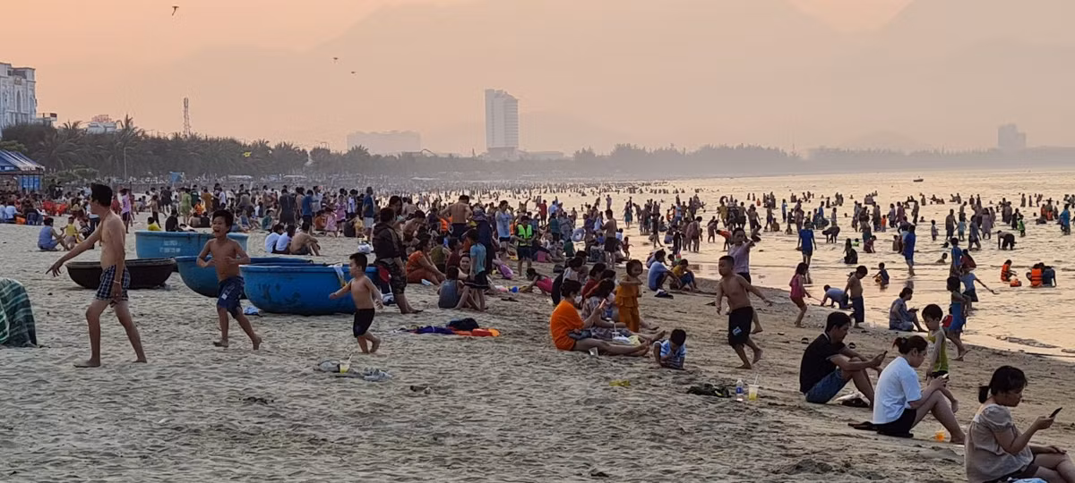 Các khu vực tắm biển gần như kín người.