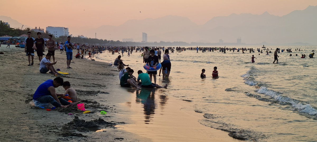 Không tắm thì đi dạo ngắm cảnh hoàng hôn hoặc xây lâu đài cát...