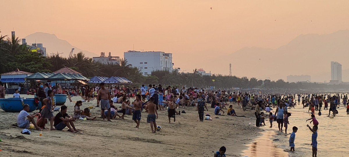 Khu vực tắm nước ngọt quá tải, nhiều người tắm biển xong chạy thẳng về nhà "cho mát".