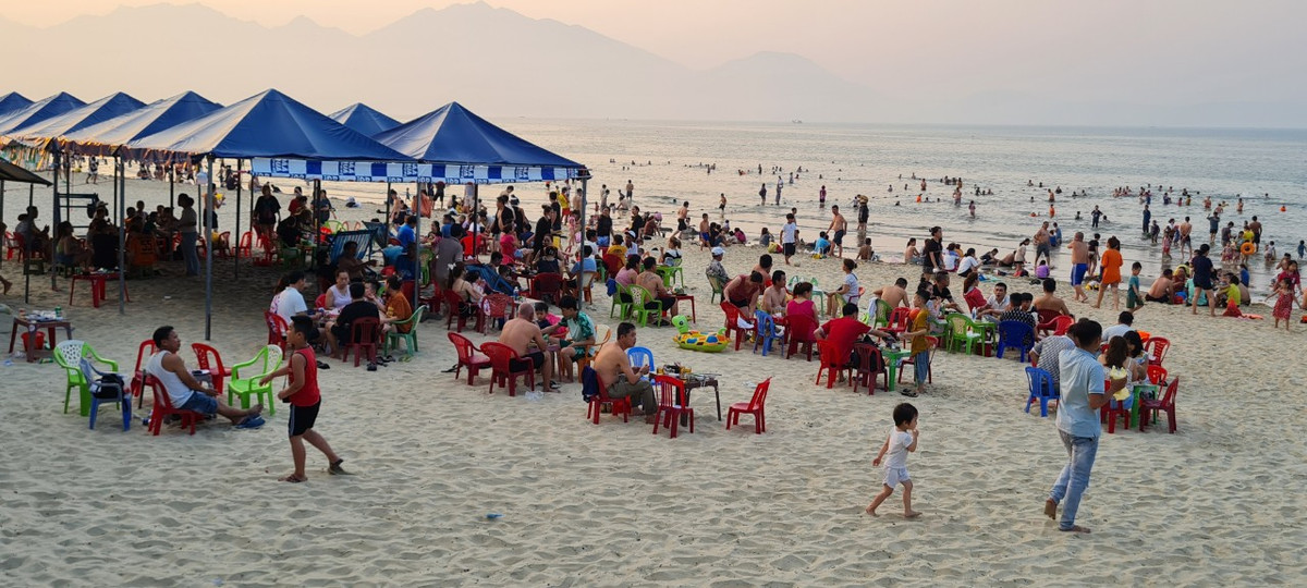 Khu vực bán hàng ăn uống trên bãi biển vẫn đông đúc.