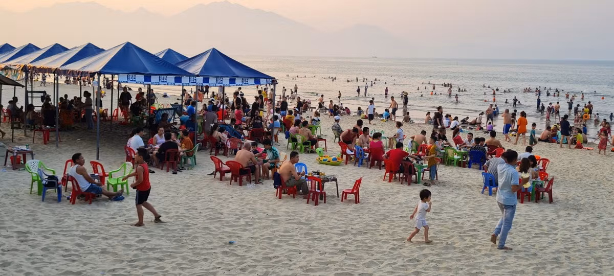 Khu vực bán hàng ăn uống trên bãi biển vẫn đông đúc.