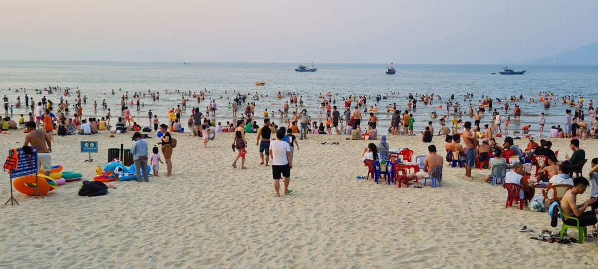 Dù đã qua kỳ nghỉ lễ dài ngày nhưng không khó để bắt gặp cảnh đông nghịt tại các bãi biển Đà Nẵng.