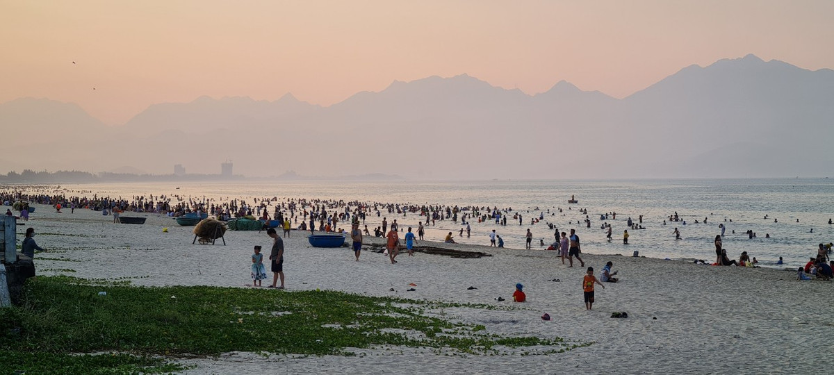 Trời đã gần tối, nhưng nhiều gia đình vẫn chưa lên bờ vì "ở nhà nóng không chịu nổi".