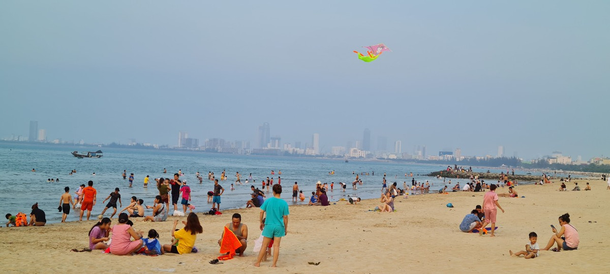 Trưa nắng, bãi biển còn vắng người.