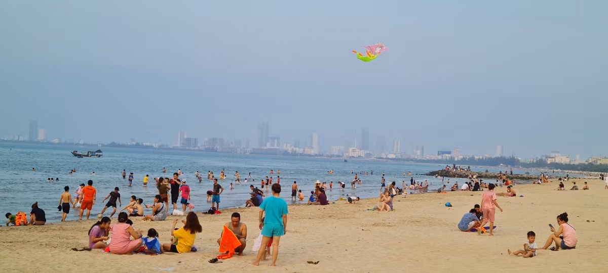 Trưa nắng, bãi biển còn vắng người.