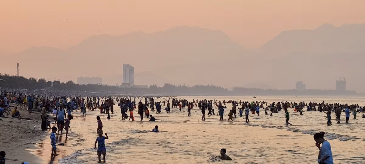 Tầm 30 phút sau, người dân bắt đầu đổ ra biển đông nghịt đến chiều muộn.