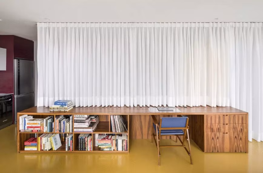 Thay vì những bức tường vững chắc, phòng ngủ được bao bọc bằng đồ nội thất tùy chỉnh và rèm vải. Đó là một cách tiếp cận linh hoạt hơn và hoạt động tốt hơn trong bối cảnh trang trí phòng thu hiện đại.