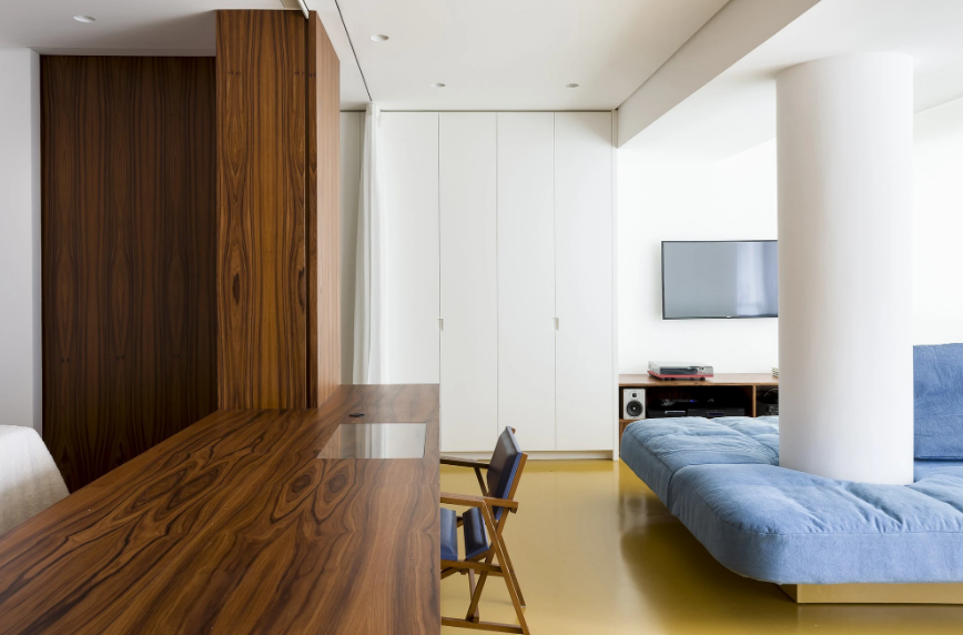 Khu vực nhà bếp và phòng ăn được kết nối liền mạch và có bảng màu trắng.