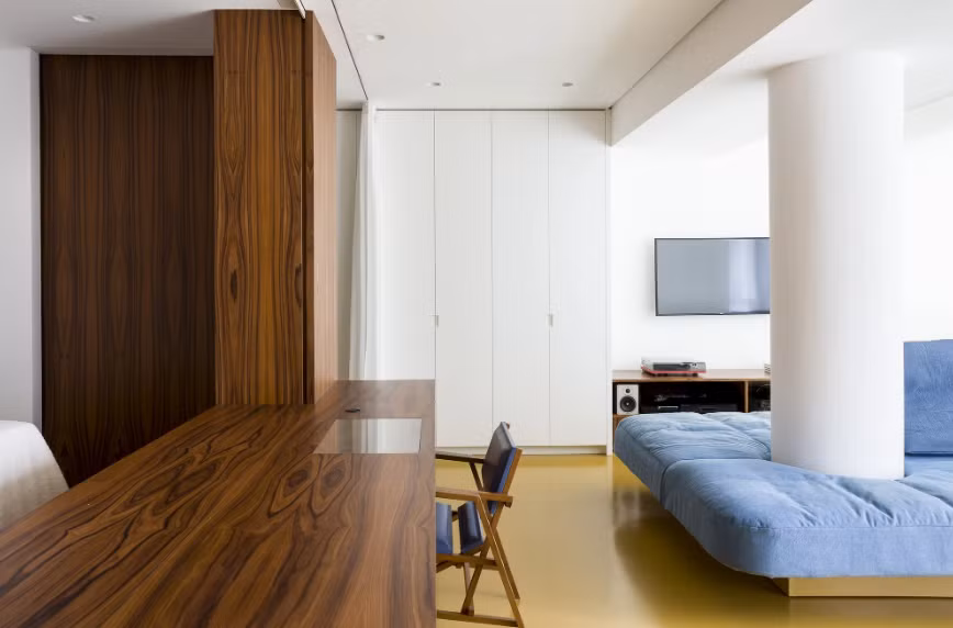 Khu vực nhà bếp và phòng ăn được kết nối liền mạch và có bảng màu trắng.